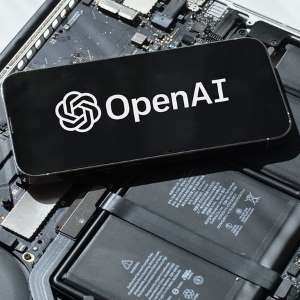 OpenAI_OpenAI_on_a_phone_Focal Foto